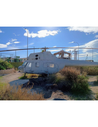 Helicóptero militar MI-2 para decoración
