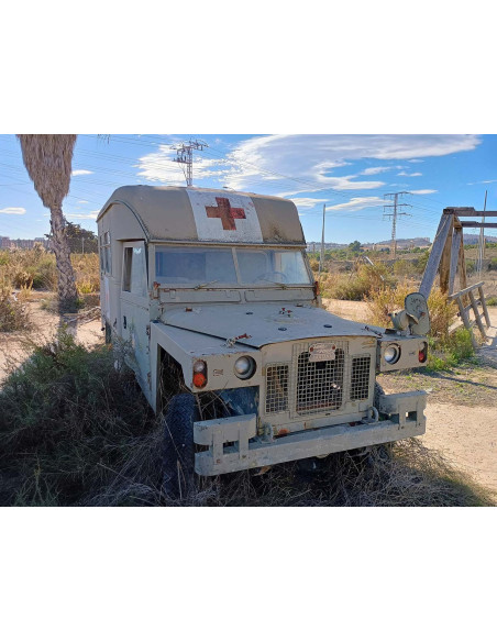 Ambulancia militar antigua Land Rover