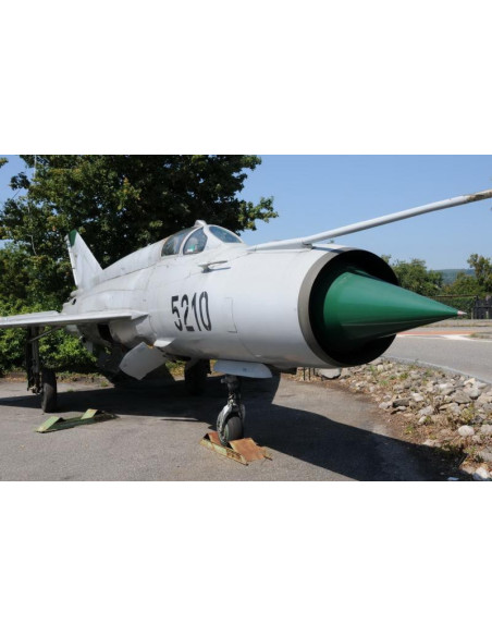 Avión militar MIG-21 UM
