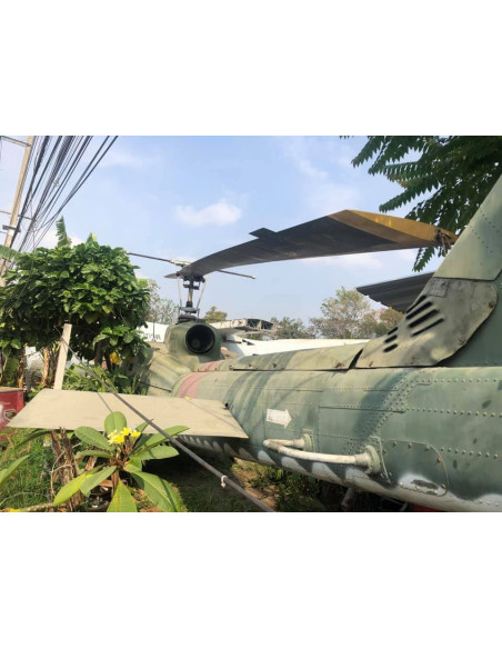 Helicóptero militar US BELL UH-1H (Funcionando)