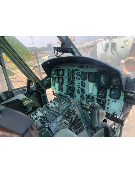 Helicóptero militar US BELL UH-1H (Funcionando)
